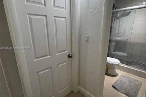 Condo in Hialeah, Florida, 2 bedrooms № 2057221 - photo 16