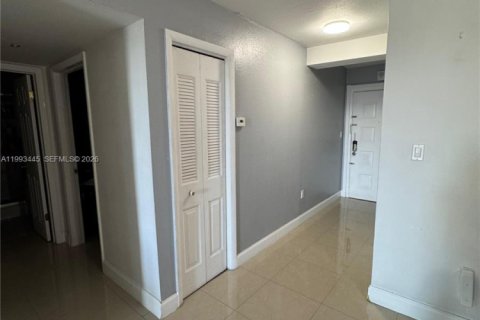 Condo in Hialeah, Florida, 2 bedrooms № 2057221 - photo 5