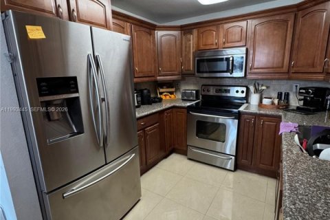 Condo in Hialeah, Florida, 2 bedrooms № 2057221 - photo 8