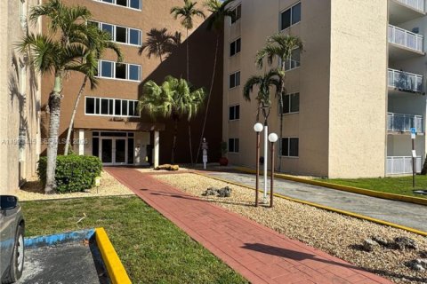 Condo in Hialeah, Florida, 2 bedrooms № 2057221 - photo 1