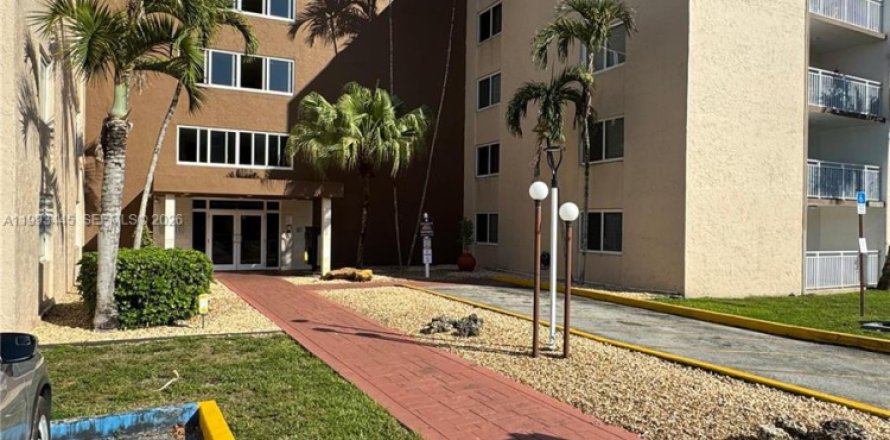 Condo in Hialeah, Florida, 2 bedrooms № 2057221