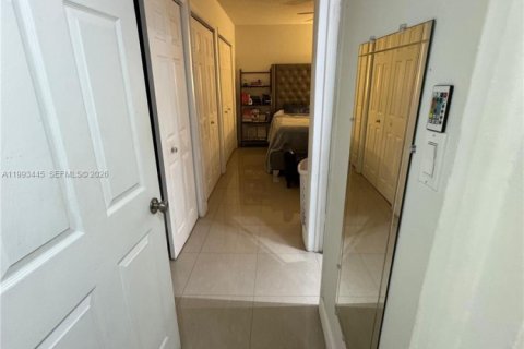 Condo in Hialeah, Florida, 2 bedrooms № 2057221 - photo 9