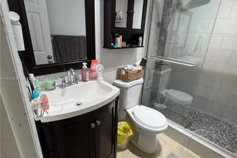 Condo in Hialeah, Florida, 2 bedrooms № 2057221 - photo 20