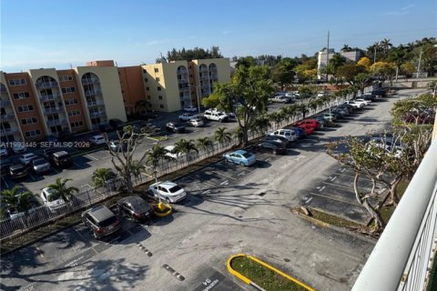 Condo in Hialeah, Florida, 2 bedrooms № 2057221 - photo 25