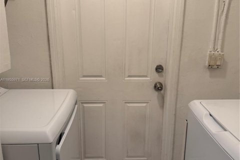 House in North Lauderdale, Florida 4 bedrooms, 123.75 sq.m. № 2009740 - photo 11