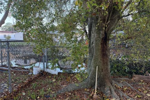 House in North Lauderdale, Florida 4 bedrooms, 123.75 sq.m. № 2009740 - photo 18