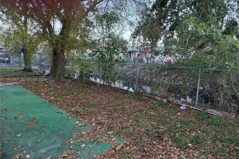 House in North Lauderdale, Florida 4 bedrooms, 123.75 sq.m. № 2009740 - photo 17