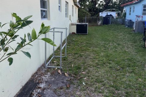 House in North Lauderdale, Florida 4 bedrooms, 123.75 sq.m. № 2009740 - photo 19