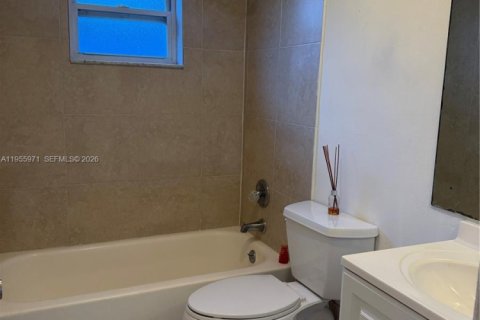 House in North Lauderdale, Florida 4 bedrooms, 123.75 sq.m. № 2009740 - photo 7