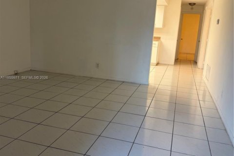 House in North Lauderdale, Florida 4 bedrooms, 123.75 sq.m. № 2009740 - photo 2