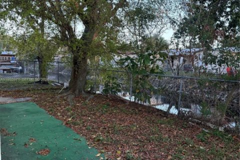 House in North Lauderdale, Florida 4 bedrooms, 123.75 sq.m. № 2009740 - photo 16