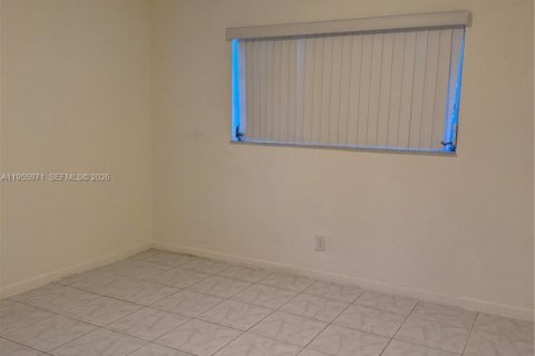 House in North Lauderdale, Florida 4 bedrooms, 123.75 sq.m. № 2009740 - photo 6