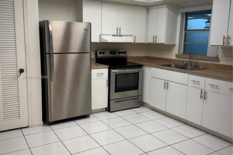 House in North Lauderdale, Florida 4 bedrooms, 123.75 sq.m. № 2009740 - photo 3