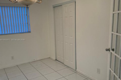 House in North Lauderdale, Florida 4 bedrooms, 123.75 sq.m. № 2009740 - photo 9