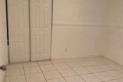 House in North Lauderdale, Florida 4 bedrooms, 123.75 sq.m. № 2009740 - photo 5