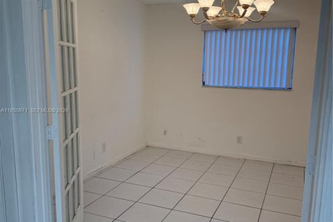 House in North Lauderdale, Florida 4 bedrooms, 123.75 sq.m. № 2009740 - photo 8