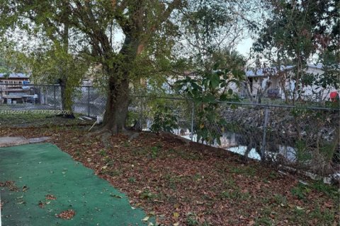 House in North Lauderdale, Florida 4 bedrooms, 123.75 sq.m. № 2009740 - photo 15