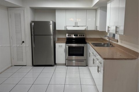 House in North Lauderdale, Florida 4 bedrooms, 123.75 sq.m. № 2009740 - photo 4