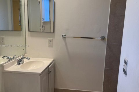 House in North Lauderdale, Florida 4 bedrooms, 123.75 sq.m. № 2009740 - photo 13