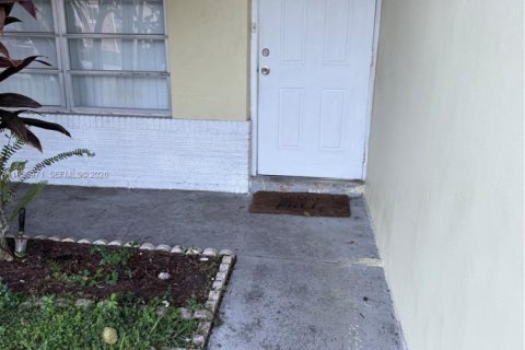 House in North Lauderdale, Florida 4 bedrooms, 123.75 sq.m. № 2009740 - photo 20