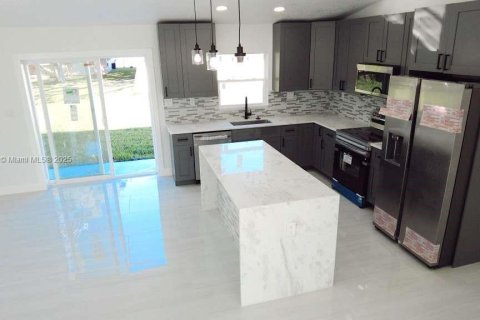 House in Sebring, Florida 4 bedrooms, 158.58 sq.m. № 1947755 - photo 6
