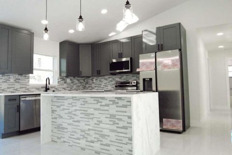 House in Sebring, Florida 4 bedrooms, 158.58 sq.m. № 1947755 - photo 7