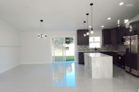 House in Sebring, Florida 4 bedrooms, 158.58 sq.m. № 1947755 - photo 3