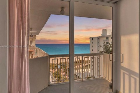 Estudio en el Condominio en Miami Beach, Florida  № 2032499