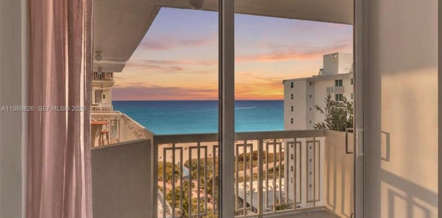 Estudio en el Condominio en Miami Beach, Florida  № 2032499
