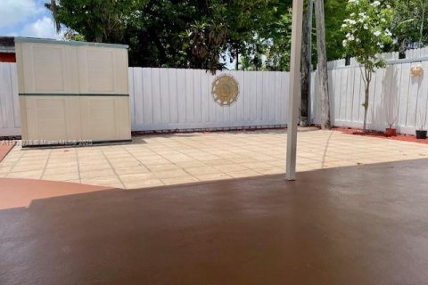 House in Hialeah, Florida 5 bedrooms, 158.77 sq.m. № 1830858 - photo 16