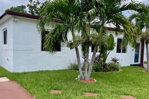 House in Hialeah, Florida 5 bedrooms, 158.77 sq.m. № 1830858 - photo 3