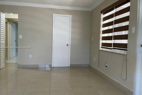 House in Hialeah, Florida 5 bedrooms, 158.77 sq.m. № 1830858 - photo 11