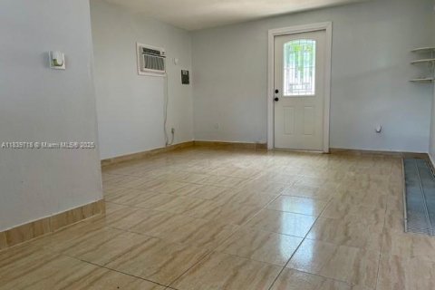 House in Hialeah, Florida 5 bedrooms, 158.77 sq.m. № 1830858 - photo 19