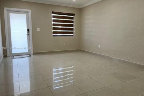 House in Hialeah, Florida 5 bedrooms, 158.77 sq.m. № 1830858 - photo 4