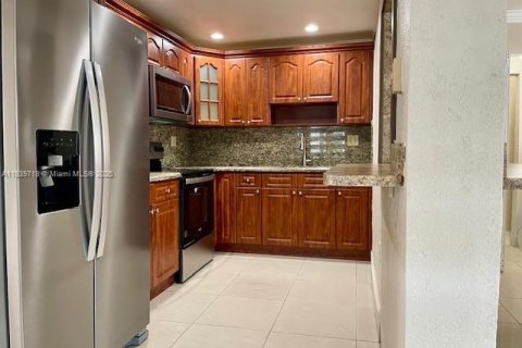 House in Hialeah, Florida 5 bedrooms, 158.77 sq.m. № 1830858 - photo 10