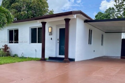 House in Hialeah, Florida 5 bedrooms, 158.77 sq.m. № 1830858 - photo 2