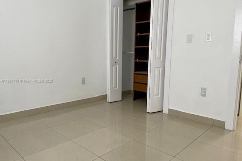 House in Hialeah, Florida 5 bedrooms, 158.77 sq.m. № 1830858 - photo 7