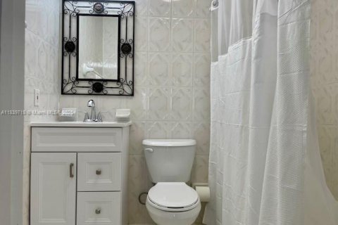 House in Hialeah, Florida 5 bedrooms, 158.77 sq.m. № 1830858 - photo 13