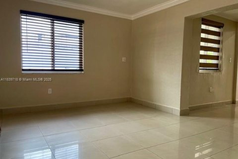 House in Hialeah, Florida 5 bedrooms, 158.77 sq.m. № 1830858 - photo 12