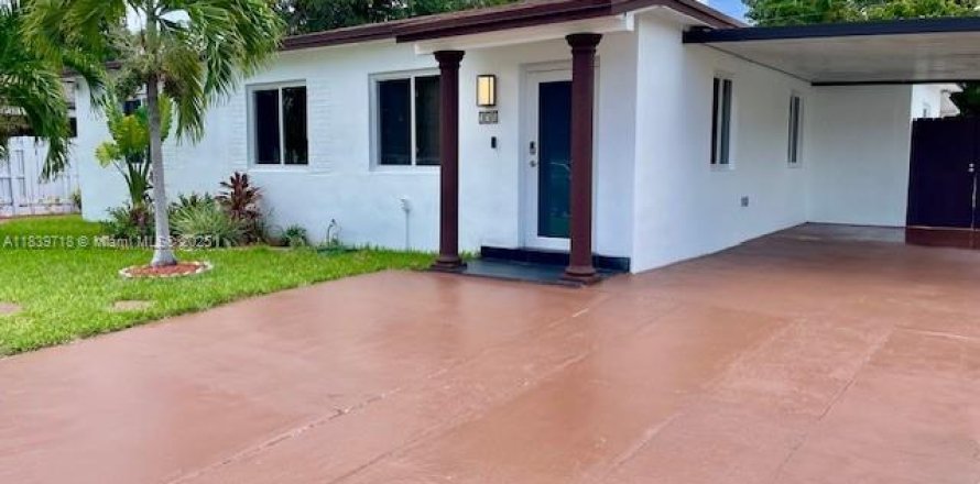House in Hialeah, Florida 5 bedrooms, 158.77 sq.m. № 1830858
