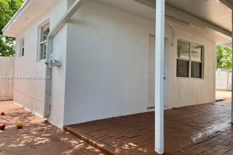 House in Hialeah, Florida 5 bedrooms, 158.77 sq.m. № 1830858 - photo 18