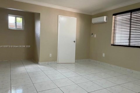 House in Hialeah, Florida 5 bedrooms, 158.77 sq.m. № 1830858 - photo 14