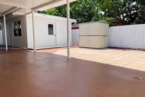 House in Hialeah, Florida 5 bedrooms, 158.77 sq.m. № 1830858 - photo 17