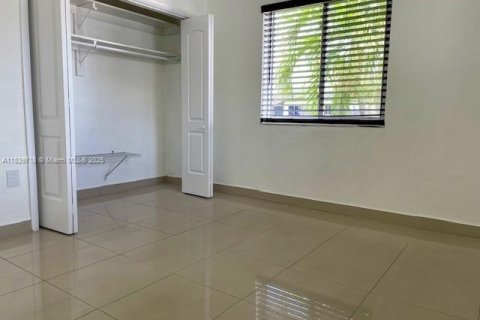 House in Hialeah, Florida 5 bedrooms, 158.77 sq.m. № 1830858 - photo 6