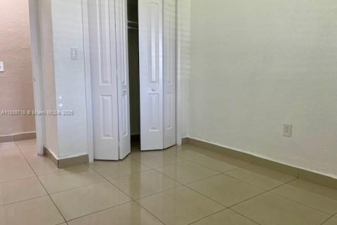 House in Hialeah, Florida 5 bedrooms, 158.77 sq.m. № 1830858 - photo 8