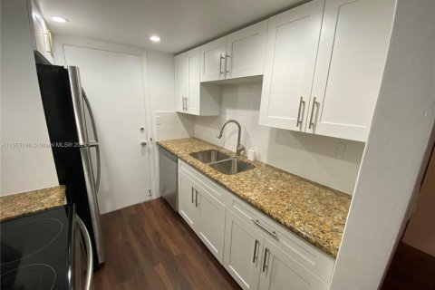 Condo in North Miami, Florida, 1 bedroom  № 1867609 - photo 4