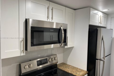 Condo in North Miami, Florida, 1 bedroom  № 1867609 - photo 8