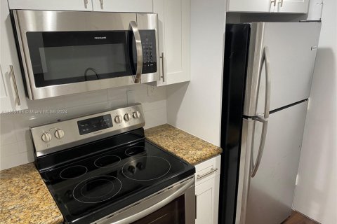 Condo in North Miami, Florida, 1 bedroom  № 1867609 - photo 2