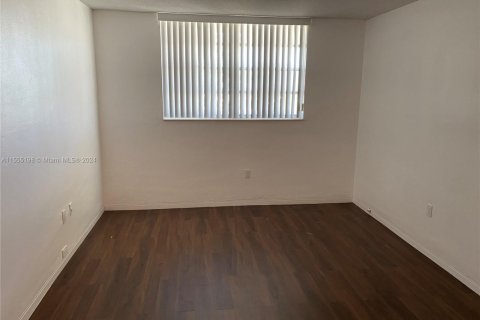 Condo in North Miami, Florida, 1 bedroom  № 1867609 - photo 13