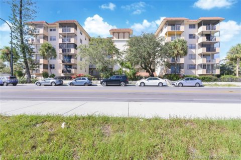 Condo in North Miami, Florida, 1 bedroom  № 1867609 - photo 1